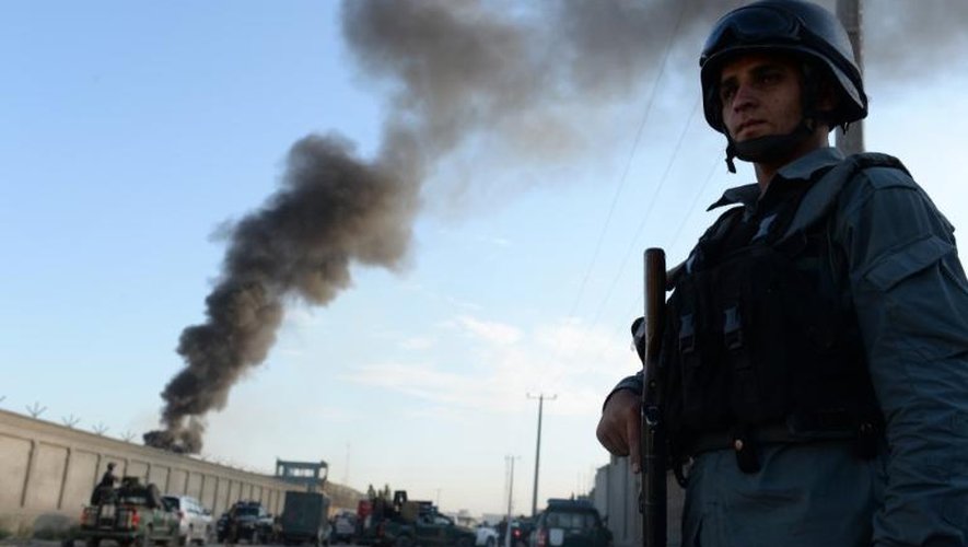 Un policier afghan sécurise un quartier après une attaque kamikaze à Kaboul, le 2 juillet 2013