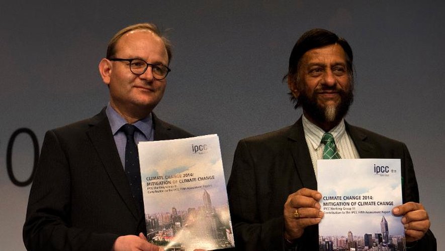 Le président du Groupe intergouvernemental d'experts sur le climat (Giec), Rajendra Pachauri et Ottmar Edenhofer, co-président du groupe de travail III du Giec, présentant le dernier rapport du Groupe, le 13 avril 2014 à Berlin