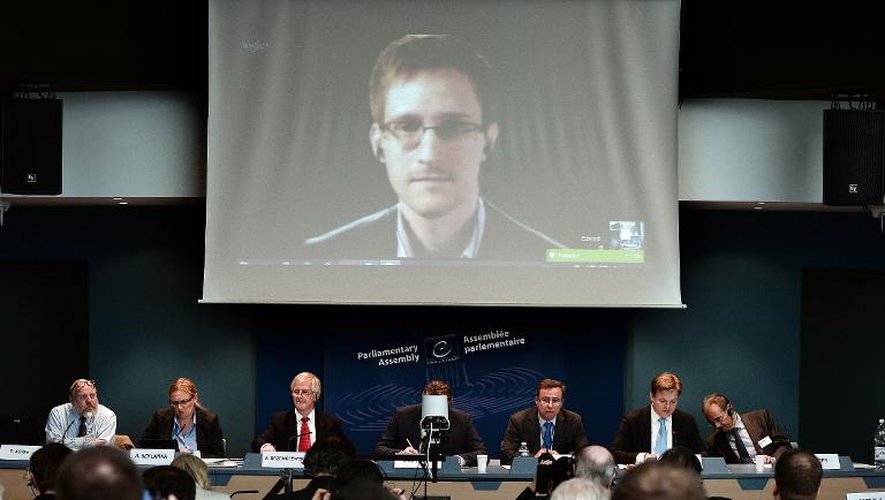L'ex-consultant de la NSA Edward Snowden parle en visioconférence à des responsables européens à Strasbourg, le 8 avril 2014