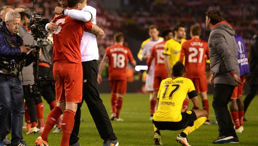 Le défenseur de Liverpool Dejan Lovren dans les bras de Jürgen Klopp après son but décisif face à Dortmund en Europa League, le 14 avril 2016 à Anfield