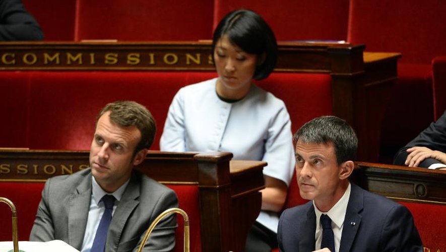 Le Premier ministre Manuel Valls et le ministre de l'Economie, Emmanuel Macron, le 18 juin 2015 à l'Assemblée nationale