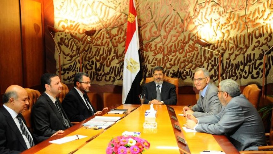 Photo d'une réunion autour du président Mohamed Morsi (c), fournie par la Présidence égyptienne, le 2 juillet 2013 au Caire
