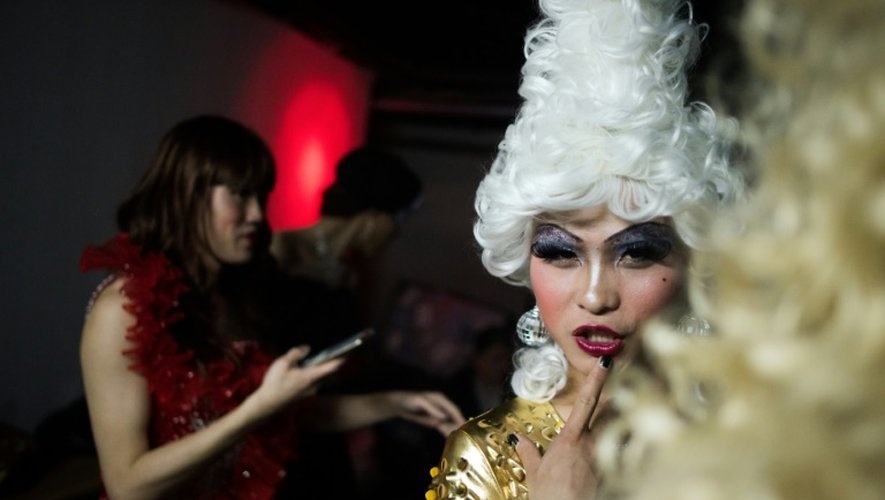 Yu Xiaoyang dont le nom de scène est Xiao Bai (Petit blanc), s'apprête à monter sur scène pour un concours de travestis sur la scène d'un club gay à Shanghai, le 18 avril 2016