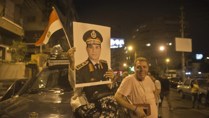 Un manifestatn devant portrait du chef de l'armée le général Abdel Fattah al-Sisi, le 1er juillet 2013 au Caire