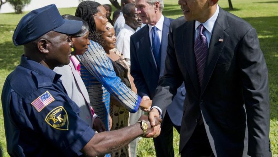 Barack Obama et George W. Bush saluent le 2 juillet 2013 à Dar Es Salaam les familles des victimes de l'attentat de 1998