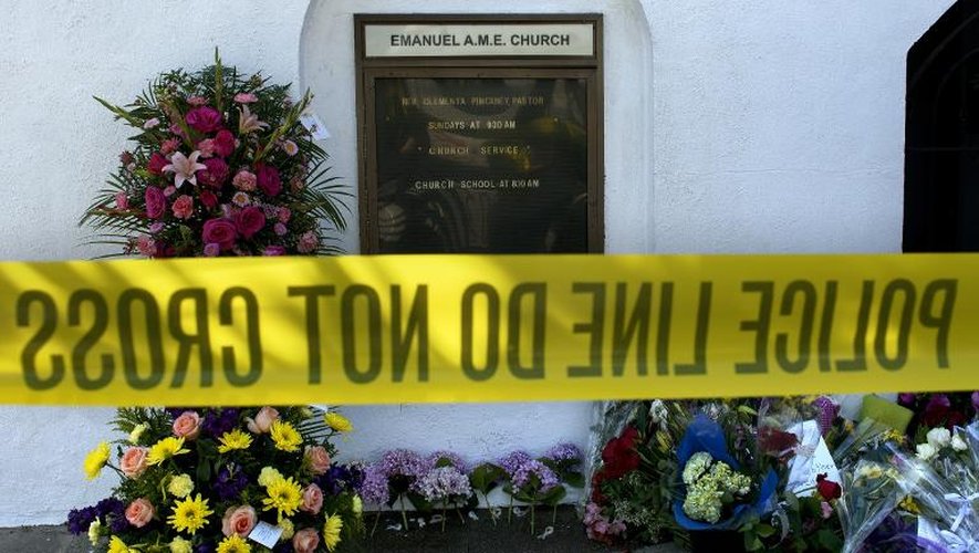 Des fleurs et un ruban de la police devant l'église Emanuel de Charleston, où 9 paroissiens ont été abattus, le 18 juin 2015