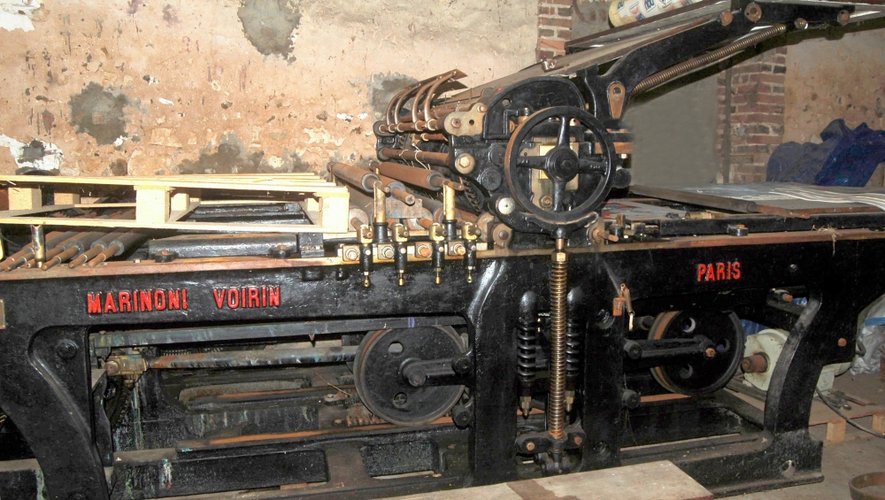 La machine des Éditions Faré mesure près de 4 mètres et demi sur 2,15 mètres et pèse 7 tonnes de fonte, d’acier et de laiton. De format Colombier, elle a été fabriquée dans les ateliers parisiens de Marinoni-Voirin.