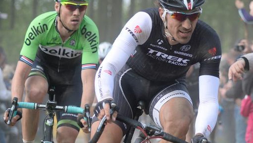 Le Suisse Fabian Cancellara (d) pendant la classique Paris-Roubaix le 13 avril 2014 entre Compiègne et Roubaix