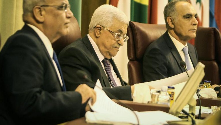 Le chef des négociateurs palestiniens, Saëb Erakat (g) et le président palestinien Mahmoud Abbas (c) au Caire le 9 avril 2014
