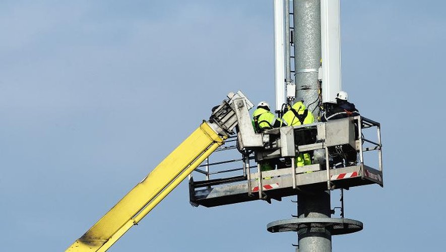 Des techniciens interviennent sur une antenne d'un opérateur de téléphonie mobile, en 2014 dans le nord de la France
