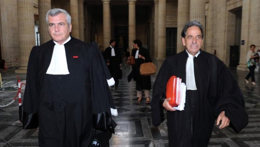 Thierry Herzog, avocat de Nicolas Sarkozy (g), et Pierre Haik, avocat de Patrice De Maistre, le 2 juillet 2013 à la Cour d'appel de Bordeaux