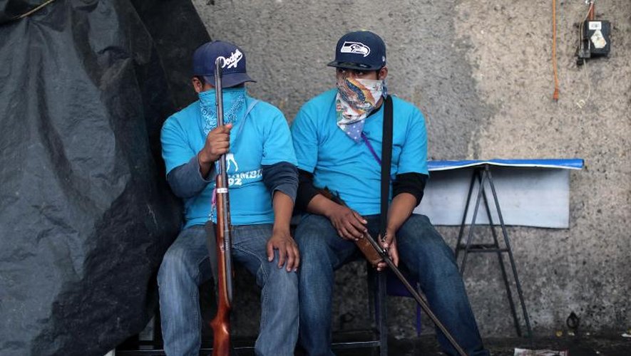 Des civils armés montent la garde à l'entrée de la ville de Chilapa, dans le sud du Mexique, le 10 mai 2015