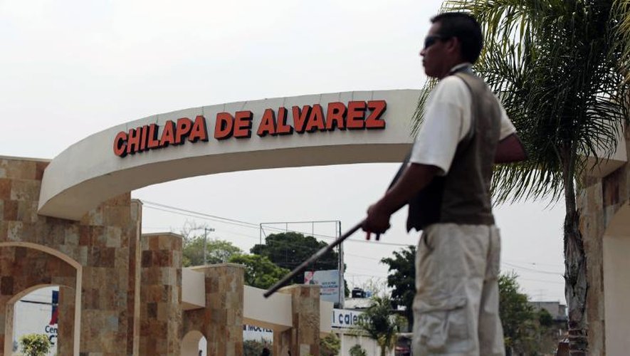 Un civil armé monte la garde à l'entrée de la ville de Chilapa, dans le sud du Mexique, le 10 mai 2015