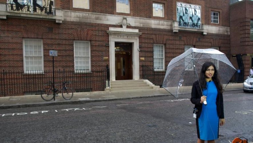 Une journaliste s'apprête à être filmée, le 20 juin 2013 devant l'hôpital St Mary de Londres, où doit accoucher Kate, l'épouse du prince William