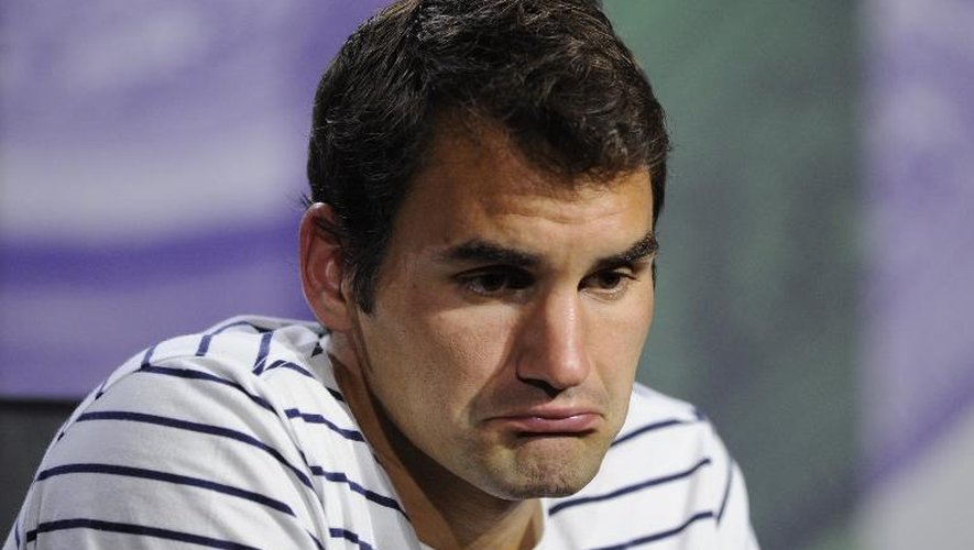 La mine déconfite de Roger Federer après sa défaite au 2e tour à Wimbledon le 26 juin 2013 à Londres