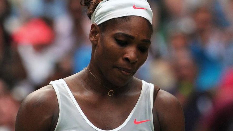 Serena Williams en proie au doute lors de son huitième de finale contre Sabine Lisicki le 1er juillet 2013 à Wimbledon