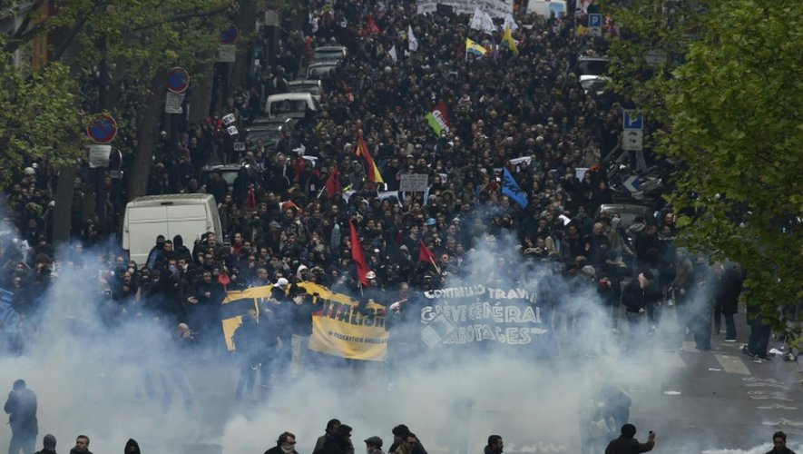Des heurts entre policiers et manifestants en marge d'une manifestation contre la loi travail à Paris, le 28 avril 2016