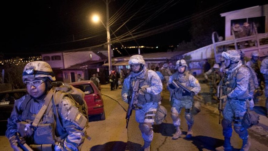 Arrivée de soldats le 13 avril 2014 à Valparaiso en proie à un gigantesque incendie