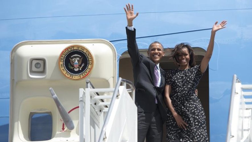 Le président américain Barack Obama et sa femme Michelle monte à bord d'Air Force One, avant de quitter Dar Es Salaam, le 2 juillet 2013