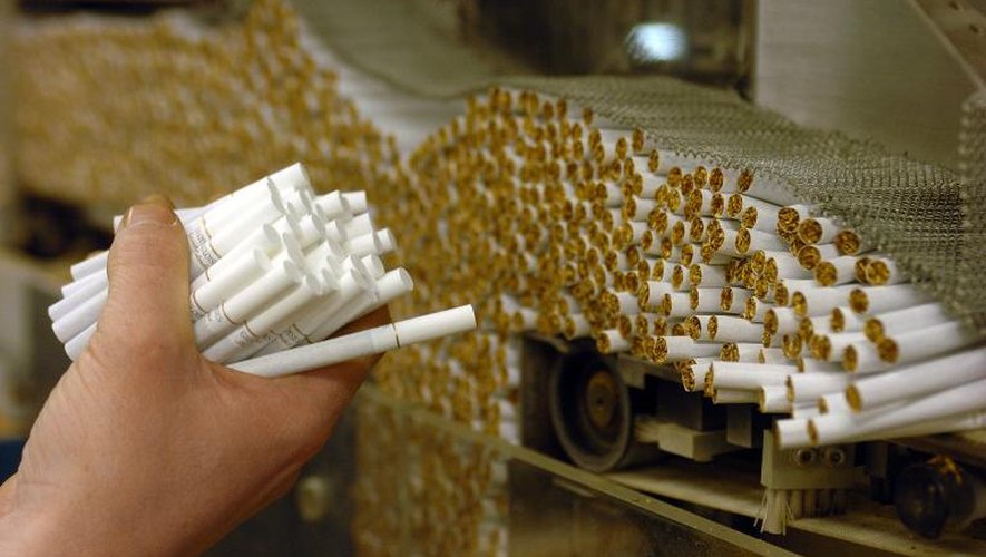 Une chaîne de fabrication de cigarettes à l'usine de Carquefou de la Seita, près de Nantes, en 2007