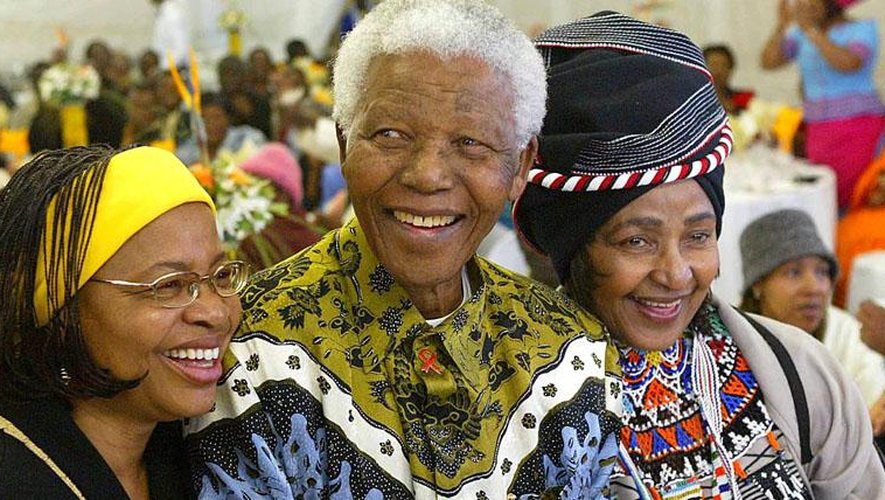 Nelson Mandela (c) fête ses 86 ans entre son épouse Graca Machel (g) et son ex femme Winnie Madikizela-Mandela (d) à Qunu son village d'enfance, le 18 juillet 2004 en Afrique du Sud