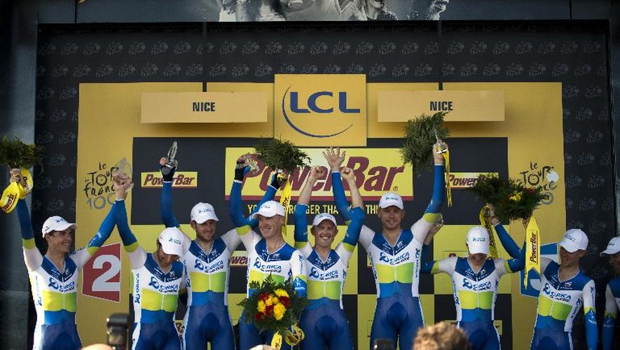 La formation australienne Orica sur le podium après sa victoire lors du contre-la-montre de 25 km à Nice, le 2 juillet 2013