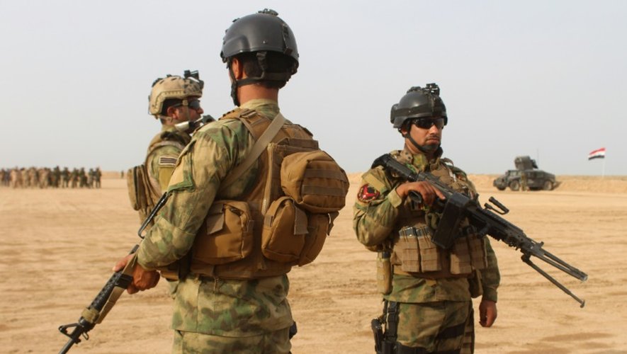 Des membres des forces irakiennes lors d'un entraînement à Fallouja le 25 avril 2016, en Irak