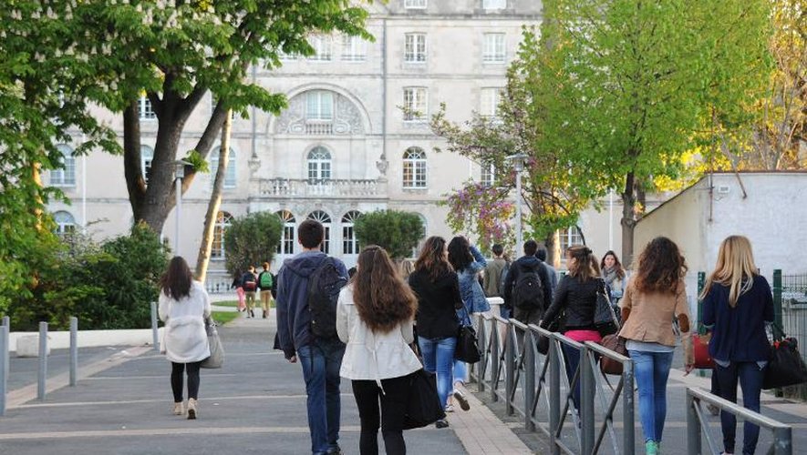 Des élèves arrivent le 14 avril 2014 au lycée privé Fénelon-Notre-Dame de La Rochelle