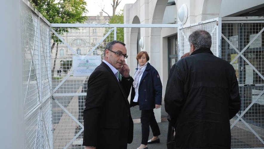 La directrice du lycée privé Fénelon-Notre-Dame de la Rochelle, Chantal Devaux (C) et le directeur départemental de la sécurité publique Olivier Le Gouestre (G) le 14 avril 2014 à l'entrée de l'établissement