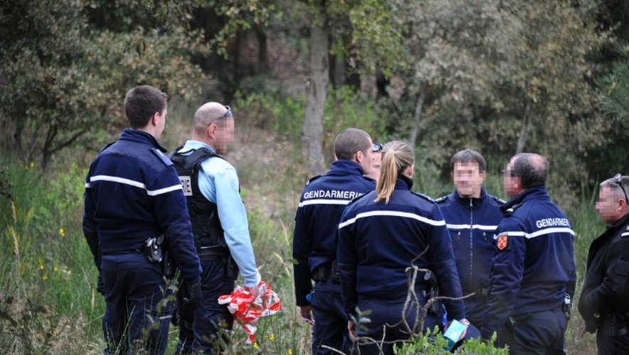 Des gendarmes près de l'endroit où a été retrouvé le corps d'Alexia Silva Costa à Saint-Trojan-Les-Bains sur l'île d'Oléron, le 11 mars 2016