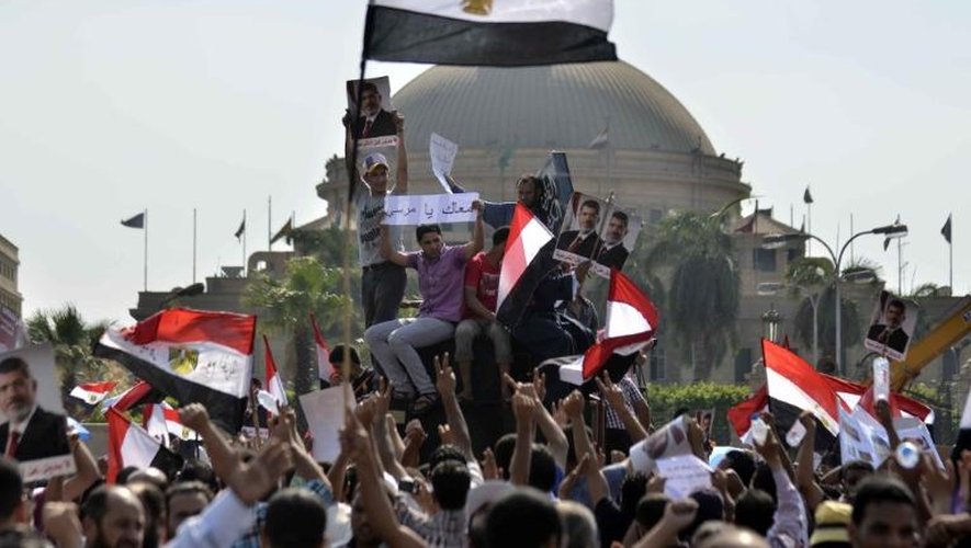 Des partisans du président Mohamed Morsi manifestent près de l'université du Caire, le 2 juillet 2013