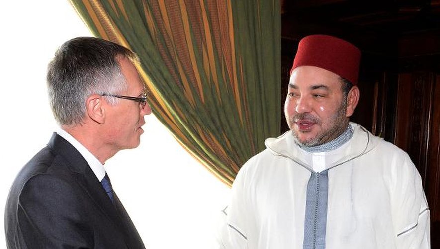 Le roi du Maroc Mohammed VI serre la main de Carlos Tavares patron de PSA Peugeot Citroën, au palais royal à Rabat, le 19 juin 2015