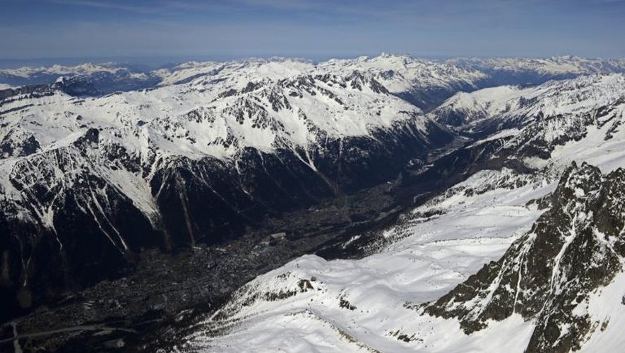 Une photo prise le 17 avril 2013 montre la vallée de Chamonix depuis l'Aiguille du Midi