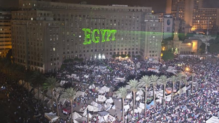 Des manifestants hostiles au président Morsi sur la place Tahrir du Caire, le 2 juillet 2013 au soir