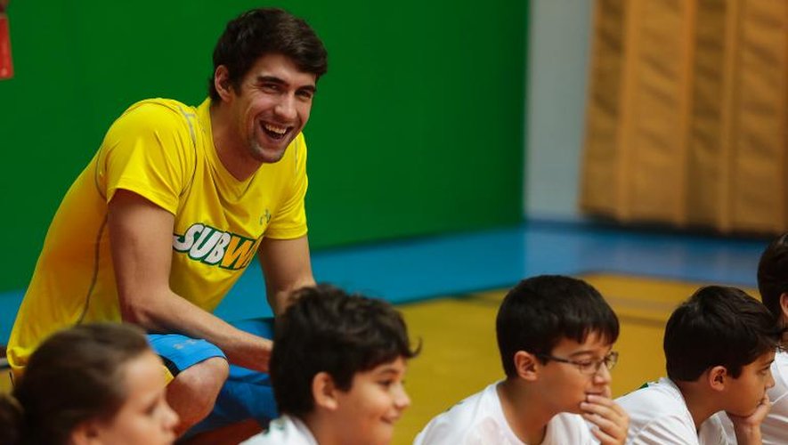 Michael Phelps parle à un groupe d'enfants de l'hygiène de vie et du bien-être à Sao Paulo, le 4 décembre 2013