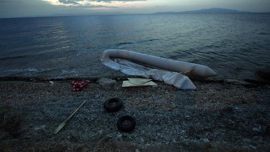 Un canot pneumatique utilisé par des migrants, abandonné sur la côte de l'île grecque de Lesbes, le 18 juin 2015