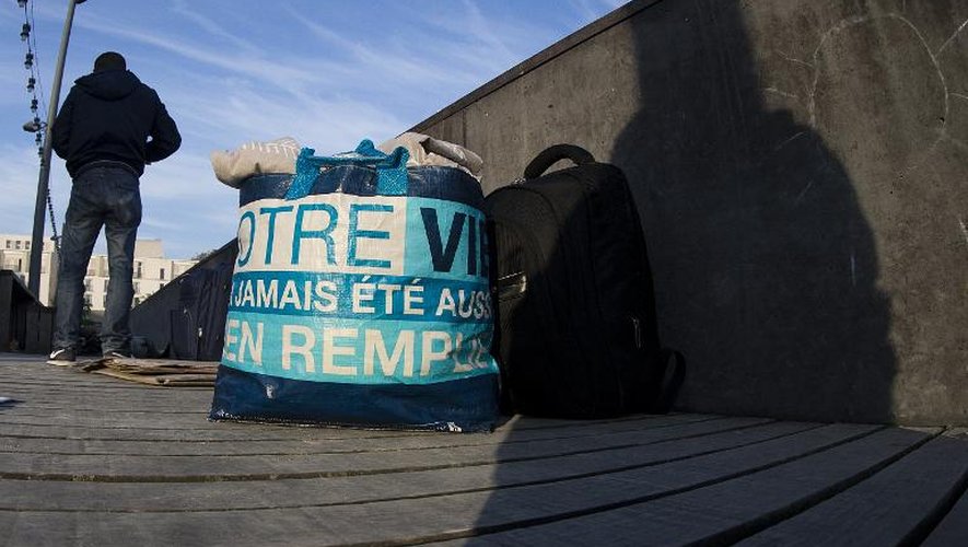 "Notre vie n'a jamais été aussi bien remplie", dit cet écriteau sur le sac où un migrant a rangé ses effets personnels, le 19 juin 2015 dans camp à l'air libre à Paris