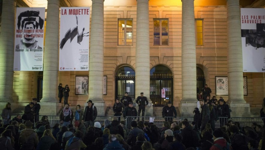 Les intermittents du spectacle rassemblés devant le théâtre de l'Odeon le 28 avril 2016 à Paris