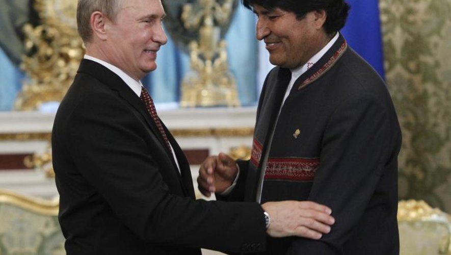 Le président russe Vladimir Poutine accueille son homologue bolivien Evo Morales au Kremlin, le 2 juillet 2013