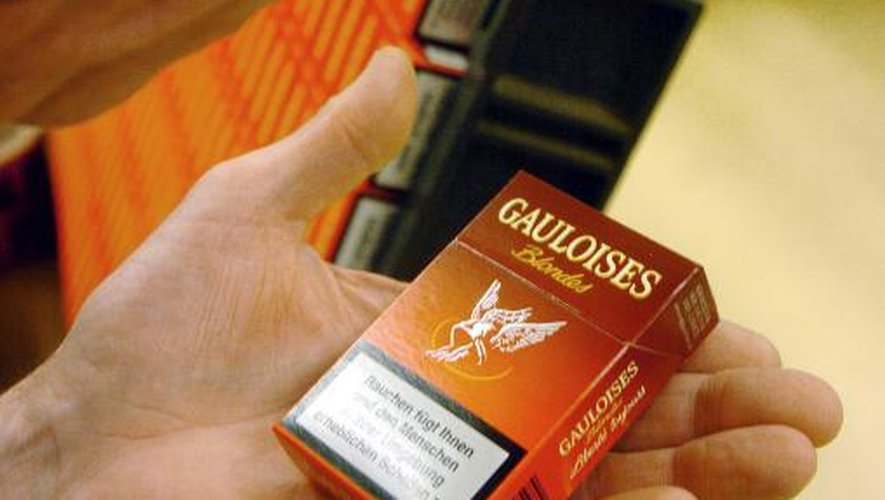 Un employé d'Altadis avec un paquet de cigarettes le 20 mars 2007 dans l'usine du fabricant hispano-français à Carquefou
