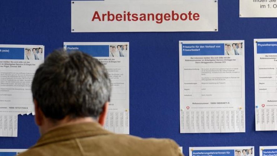 Un demandeur d'emploi consulte des annonce dans une agence pour l'emploi de Berlin, le 11 avril 2012