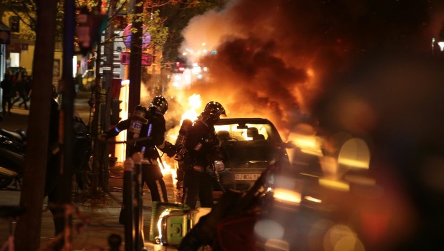 Véhicules incendiés place de la République dans la nuit du 28 au 29 avril 2016 à Paris