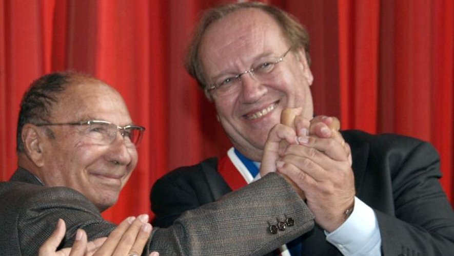 Jean-Pierre Bechter (D), maire de Corbeil-Essonnes, et Serge Dassault (G) le 10 octobre 2009
