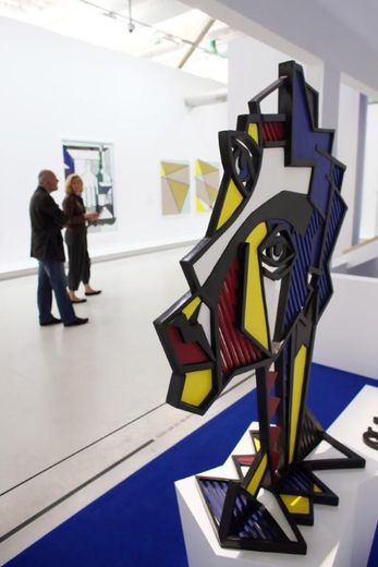 La sculpture de l'artiste américain Roy Lichtenstein "Expressionist Head" (d) exposée au Centre Georges Pompidou le 30 juin 2013 à Paris