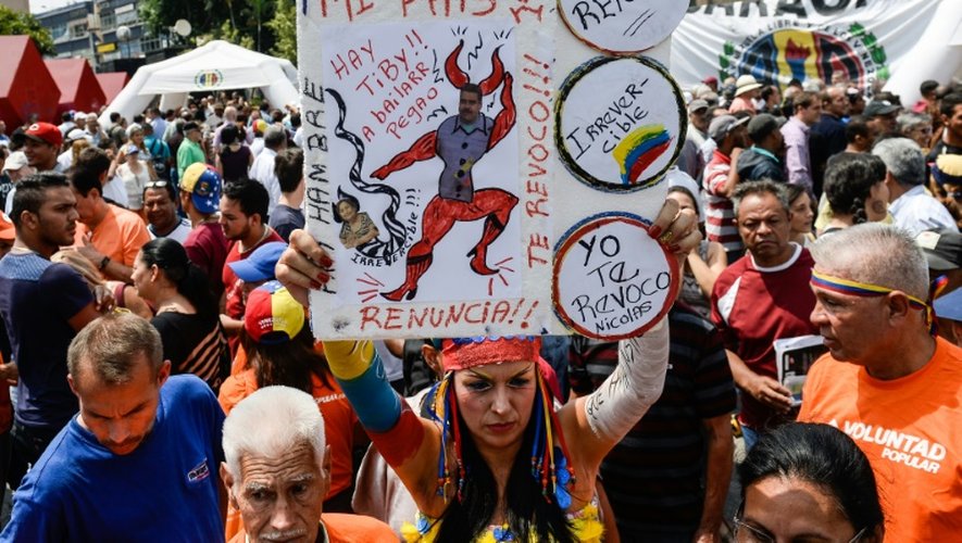Une manifestation d'opposants au président Nicolas Maduro à Caracas au Venezuela, le 27 avril 2016