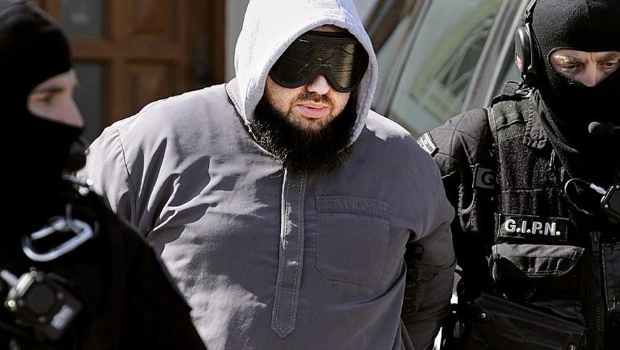 Les membres du GIPN arrêtent Mohamed Achamlane, le leader du groupe islamiste Forsane Alizza dans sa maison à Bouguenais, dans l'ouest de la France, le 30 mars 2012