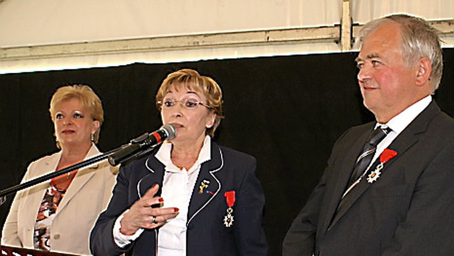 La ministre Anne-Marie Escoffier décore les époux gestionnaire de l'entreprise braley.