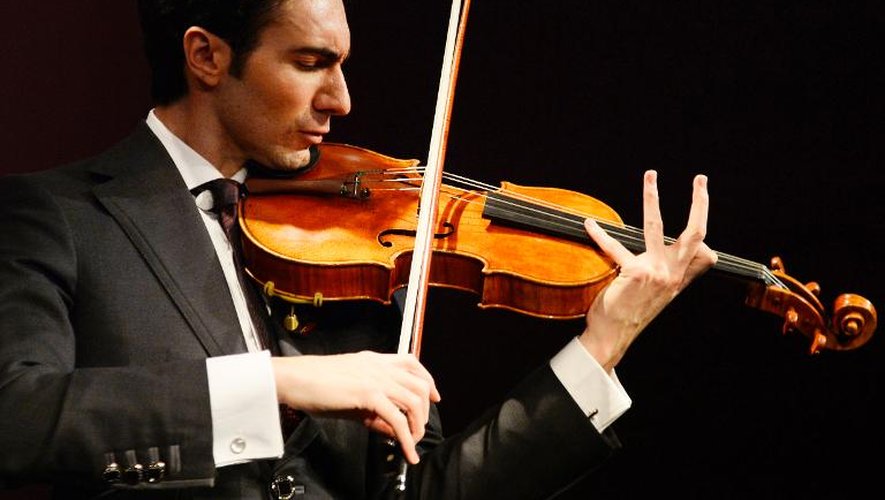 Le violoniste Aaron Carpenter joue du Stradivarius "MacDonald" à la maison de vente Sotheby's à Paris, le 15 avril 2014