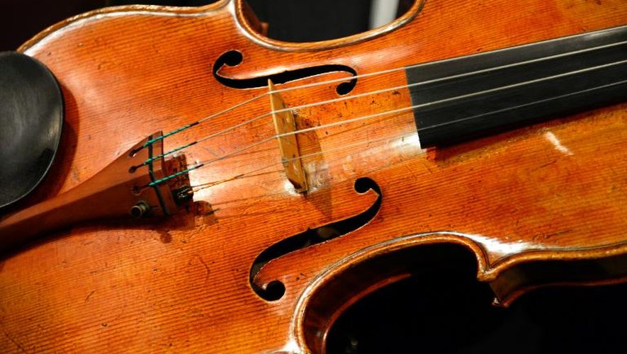 L'alto "Macdonald" fabriqué par Antonio Stradivarius en 1719, présenté par la maison de vente Sotheby's à Paris, le 15 avril 2014