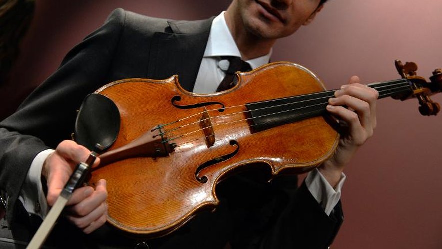 Le violoniste américain Aaron Carpenter tient précieusement le Stradivarius "MacDonald", à Paris, le 15 avril 2014